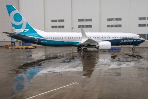 Boeing lässt erstes Flugzeug der 737 MAX 9 aus dem Hangar