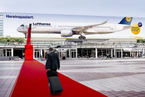 Roter Teppich für Passagiere: A350-Fassade mit 3D-Effekt