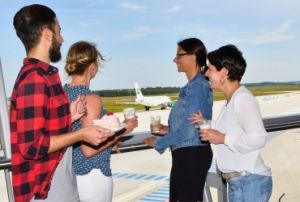 Rostock-Laage jetzt mit Blick aufs Vorfeld aus Cafe-Lounge